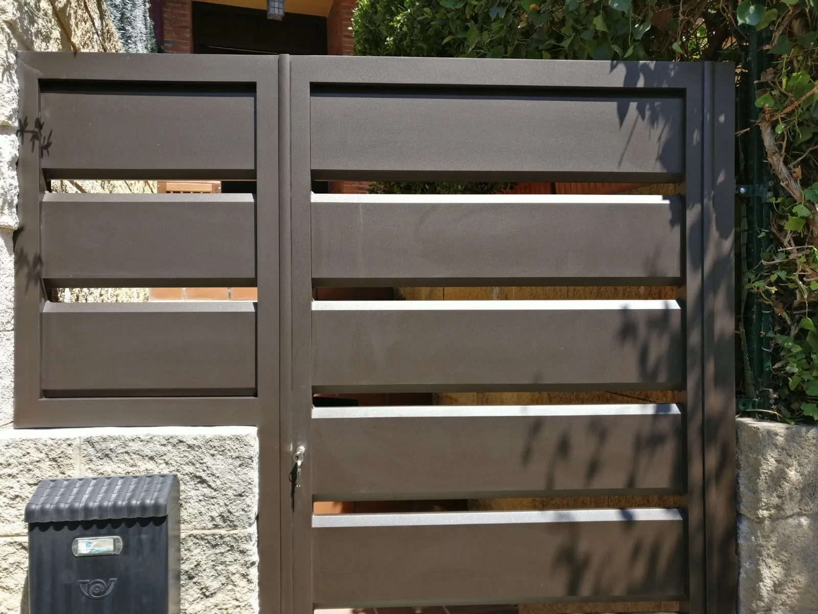 Puerta peatonal de aluminio con cerramiento